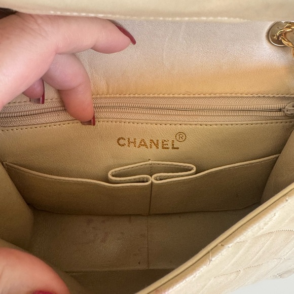 Chanel vintage handbag with chain strap. - Picture 4 of 14